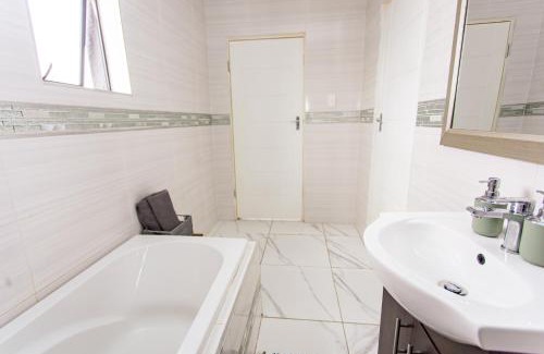 Greater Johannesburg Metropolitan Area House | The Hide on kilburn