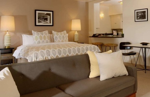 Downtown Palm Springs Hotel | The Hideaway 21 and Over