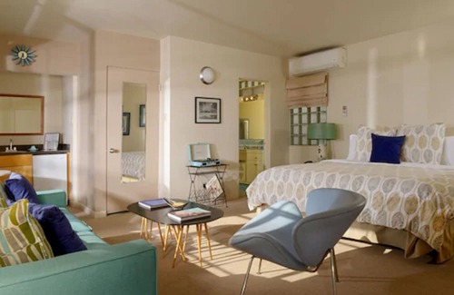 Downtown Palm Springs Hotel | The Hideaway 21 and Over