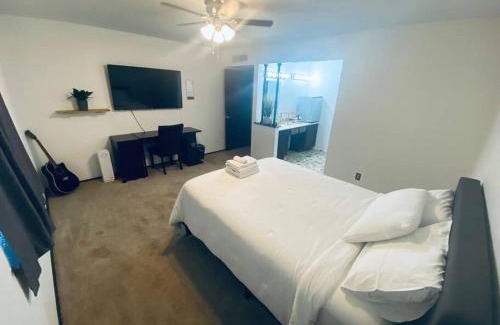 Humble House | The Hideaway 4B/2B House- 10min from IAH