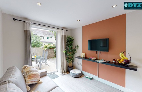 Penylan Apartment | The Hideaway Apt 2 - Garden - Roath Park - Pets Allowed -By DYZYN
