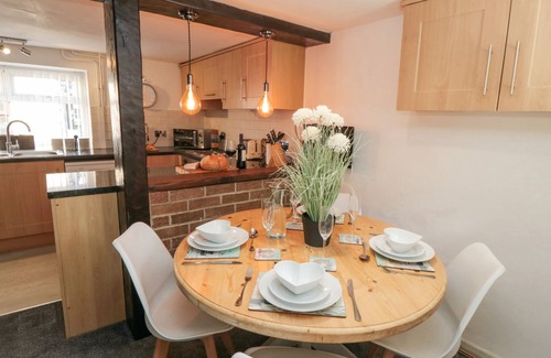 Snainton House | THE HIDEAWAY, family friendly, with hot tub in Snainton