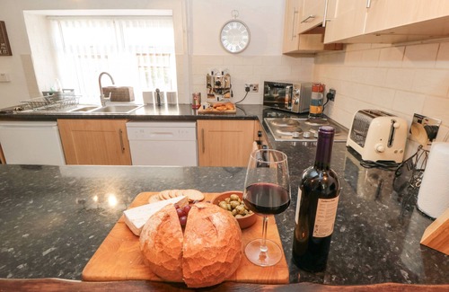 Snainton House | THE HIDEAWAY, family friendly, with hot tub in Snainton
