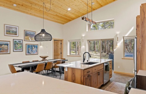 Fairplay Cabin | The Hideaway - Hot tub, Attached garage, Private, Modern 3-bedroom cabin