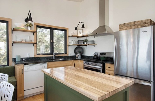 Bluewater Cottage | the Hideaway - King Bed! *Wood Fired Sauna* - Private Lake Access
