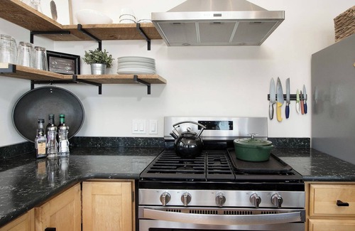 Bluewater Cottage | the Hideaway - King Bed! *Wood Fired Sauna* - Private Lake Access