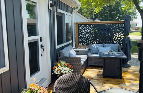 Colchester Cottage | The Hideaway- Lake view Cottage In Wine Country