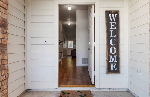 Burleson House | The Hideaway NFLX Arcade Soak tub Garage!