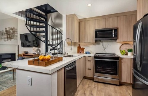 Downtown Apartment | The Hideaway Penthouse Private Rooftop/Balcony