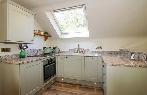 Pontesbury Cottage | THE HIDEAWAY, pet friendly, character holiday cottage in Longden