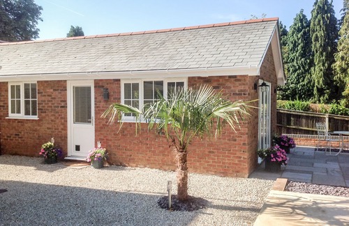Verwood Cottage | THE HIDEAWAY, romantic, with a garden in Verwood
