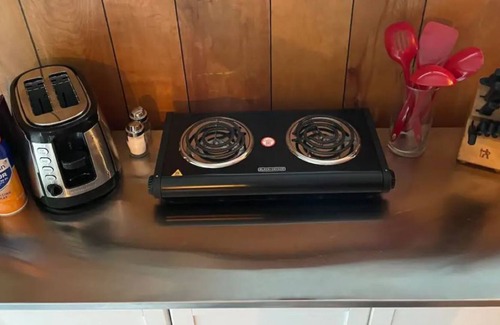 Coos Bay Apartment | The Hideaway, super cute 50’s mid mod apartment