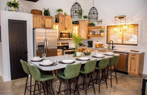 Eagle Rock House | The Hideaways on Rickety Ridge. Secluded & Dog-friendly on TRL. Sparkly Clean!