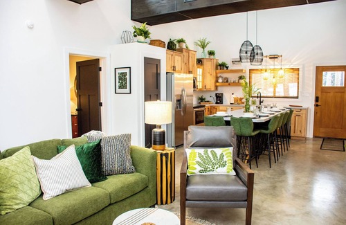 Eagle Rock House | The Hideaways on Rickety Ridge. Secluded & Dog-friendly on TRL. Sparkly Clean!