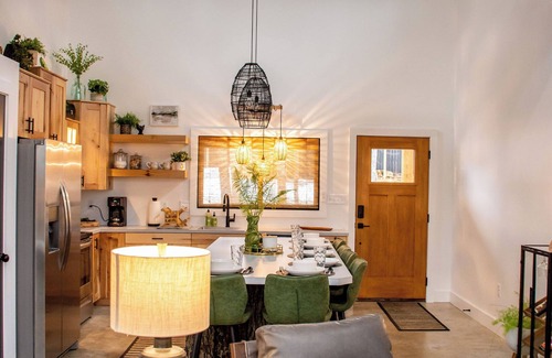 Eagle Rock House | The Hideaways on Rickety Ridge. Secluded & Dog-friendly on TRL. Sparkly Clean!