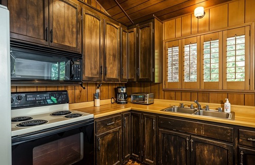 Groveland House | The Hideout - Pet Friendly - The Perfect Spot for a Relaxing Yosemite Vacation by Yosemite Region Resorts