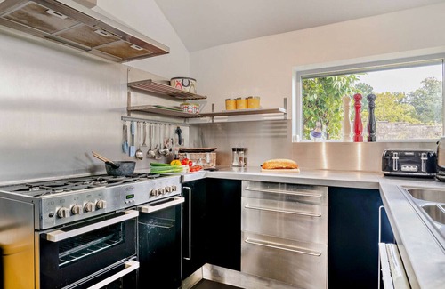 Lydney House | The Hidey Hole - Three Bedroom House, Sleeps 6