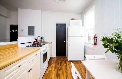 Queens House | The High Tide #9 One Bedroom Suite with Kitchen