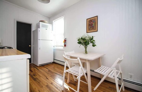 Queens House | The High Tide #9 One Bedroom Suite with Kitchen