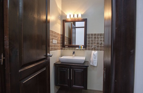 Accra Hotel | The Highbridge Guest Lodge