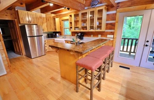 Cherokee Cabin | The Highland: Firepit, Loft Patio, Panoramic Views, Pet friendly, Gas Fireplace, Full Kitchen
