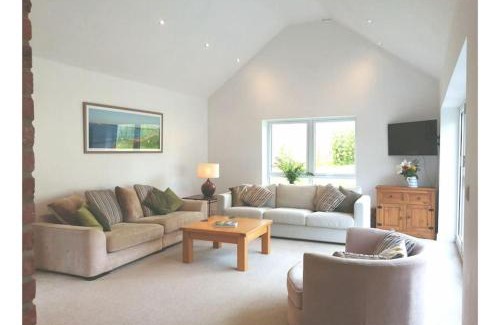 Newmarket House | The Highlands - 5 bed 5 bath - Huge Sociable House