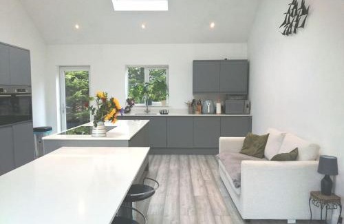 Newmarket House | The Highlands - 5 bed 5 bath - Huge Sociable House