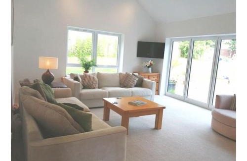 Newmarket House | The Highlands - 5 bed 5 bath - Huge Sociable House