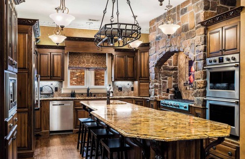 Maysville House | The Highlands mansion and events, sleeps 28