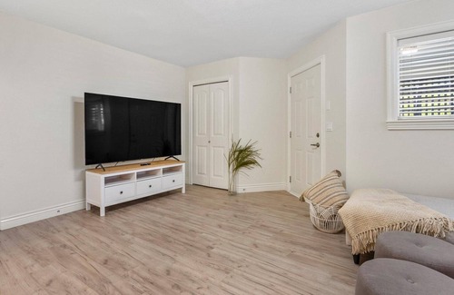 Upper Ten Oaks House | The Highlands Place | 2 Beds | 1 Bath | Guest Suite