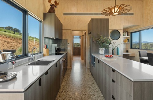 Mansfield Apartment | The Hill House - Pet-Friendly Retreat with Panoramic Views Near Mansfield