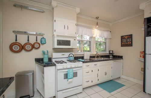 Crescent Hill House | ❤ The Hillcrest House w/Private Cottage-Near Frankfort Ave, Downtown, Expo!