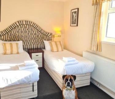 Grafton Hotel | The Hillmorton Manor Hotel
