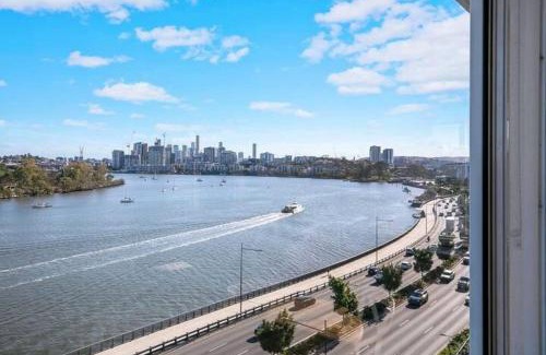 Hamilton Apartment | The Hillside at Hamilton - A Fresh Riverfront Abode