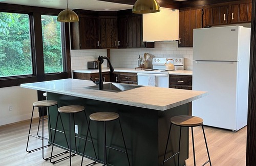 Plymouth House | The Hillside Cottage- 2 min Walk to Road America!