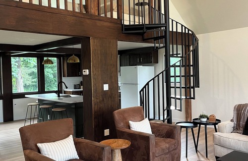 Plymouth House | The Hillside Cottage- 2 min Walk to Road America!