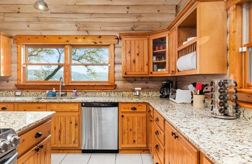 Lakehills Cabin | The Hillside Haven. Expansive deck, breathtaking views, game room
