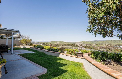 Orange House | The Hillside Hideaway 4BD Home in North Tustin