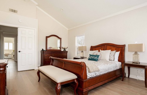 Orange House | The Hillside Hideaway 4BD Home in North Tustin