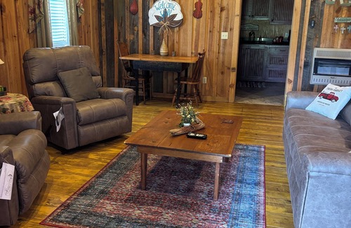 Mountain View Cabin | The Hilltop Cabins - Music Room