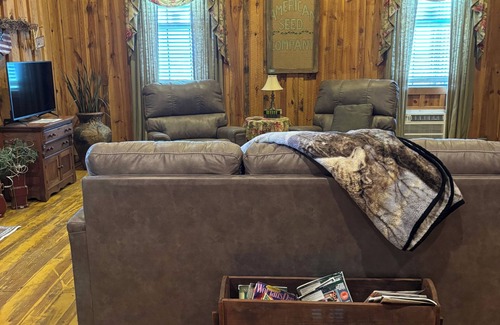 Mountain View Cabin | The Hilltop Cabins - Music Room