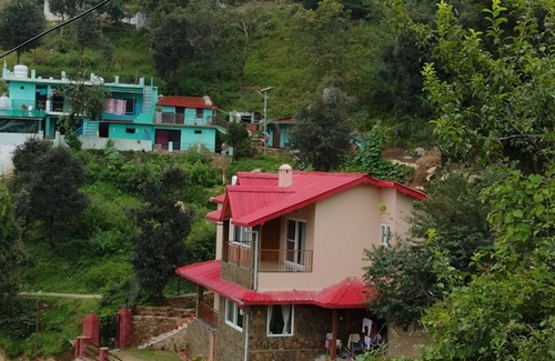 Kasiyalekh Cottage | The Himalayan Cherry-Scenic mountain countryside