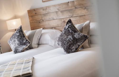 Aldermaston Hotel | The Hind's Head