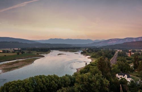 Bonners Ferry House | The Historic Bonners Family Home- 4 Bedroom - Panoramic River Views, Casino Nearby
