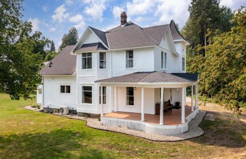 Bonners Ferry House | The Historic Bonners Family Home- 4 Bedroom - Panoramic River Views, Casino Nearby
