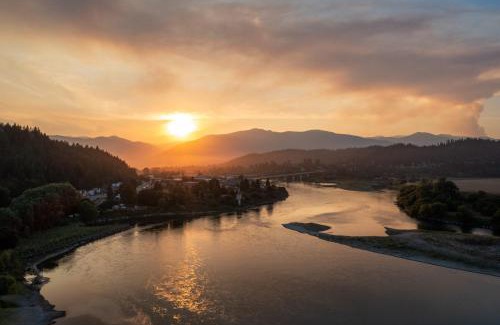 Bonners Ferry House | The Historic Bonners Family Home- 4 Bedroom - Panoramic River Views, Casino Nearby