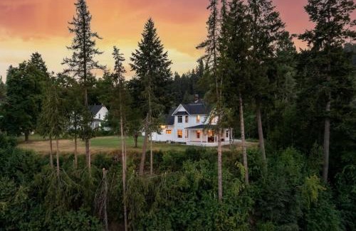 Bonners Ferry House | The Historic Bonners Family Home- 4 Bedroom - Panoramic River Views, Casino Nearby
