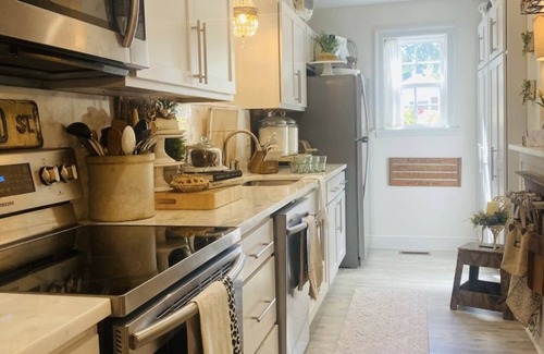 Grove House | The Historic Broadway House