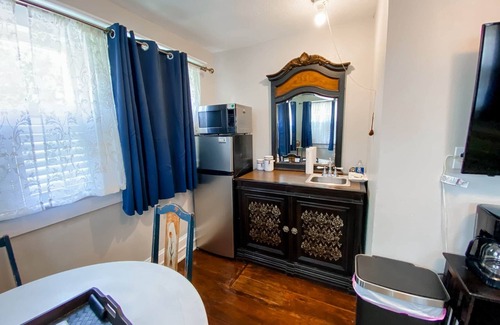 Sanford Apartment | The Historic Craftsman (2nd Floor)@Park Place Inn