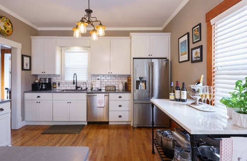 Russell House | The historic Mahoney House in Russell is ideal for families and large groups.